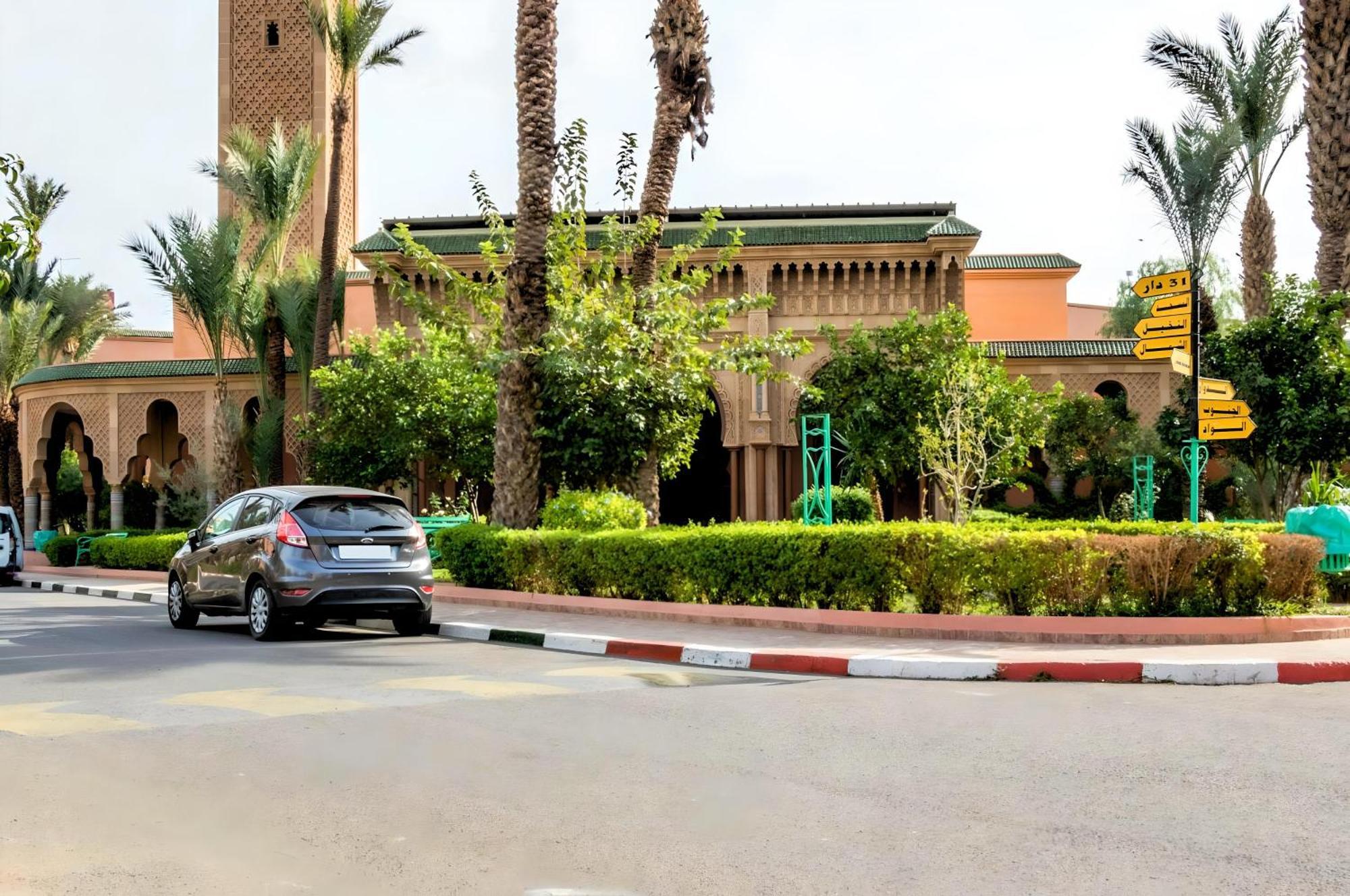 Tres Beau Riad A Marrakech Avec Piscines Marrakesh Exterior foto