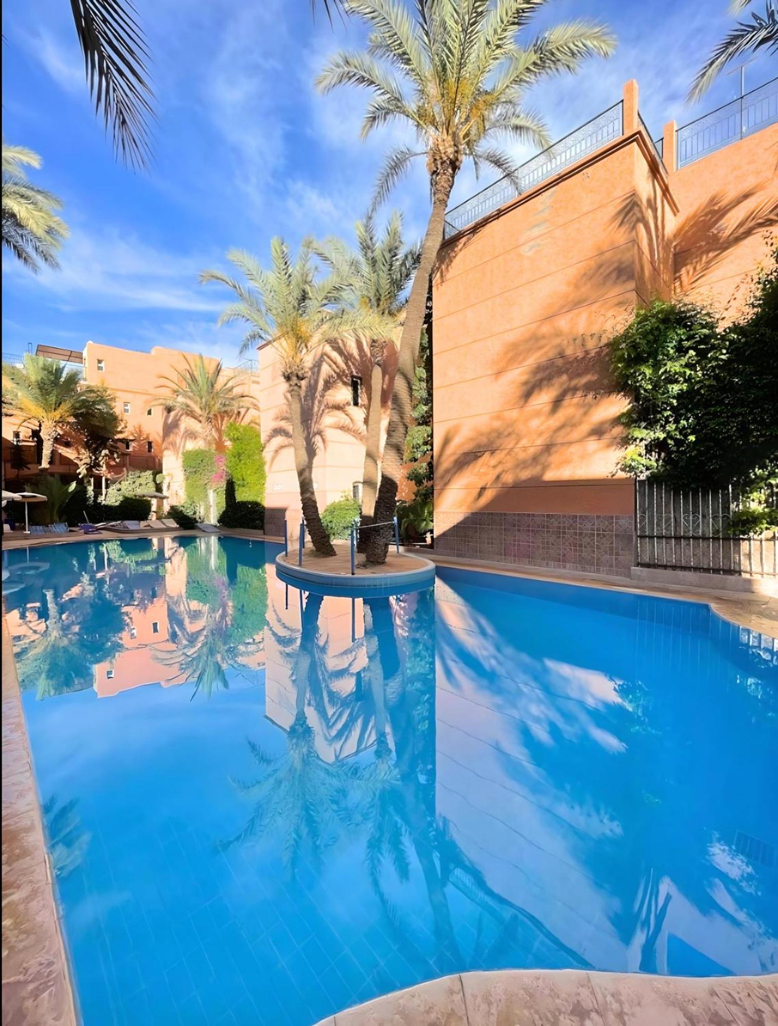 Tres Beau Riad A Marrakech Avec Piscines Marrakesh Exterior foto